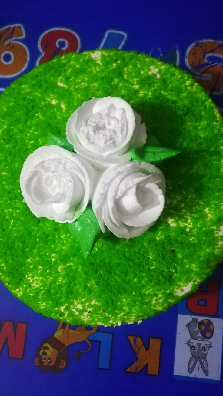 Green cake and white flower So tell him what is the combination of green and white π